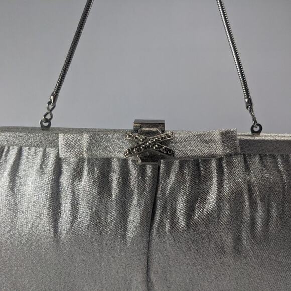 ANDE Vintage 60s Silver Purse with Bowtie Closure - Picture 8 of 9